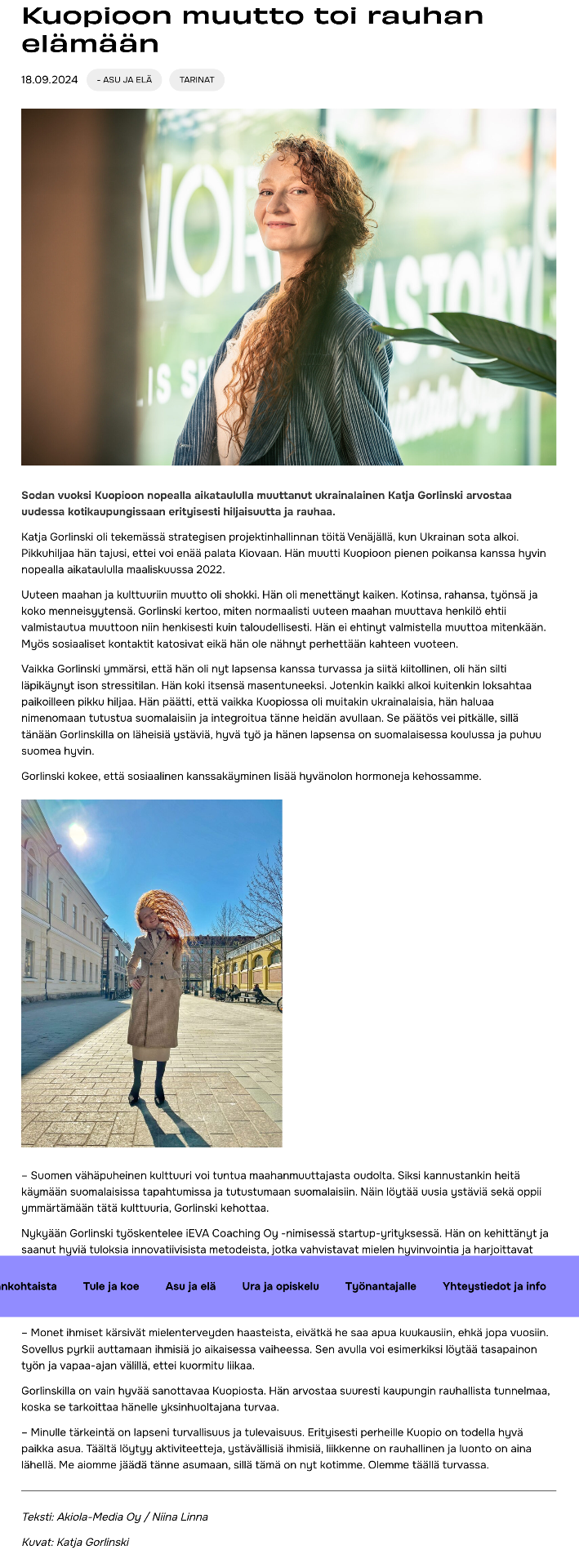 Kihara hiuksinen nainen seisoo ulkona, artikkeli Talent First -sivulla.