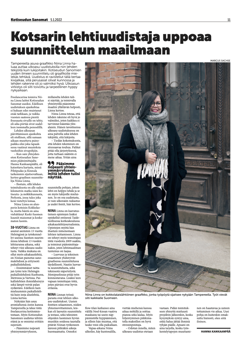Nainen seisoo kivitalon edessä, sininen ovi taustalla, harmaa huivi ja musta takki, lehtijuttuotsikko.