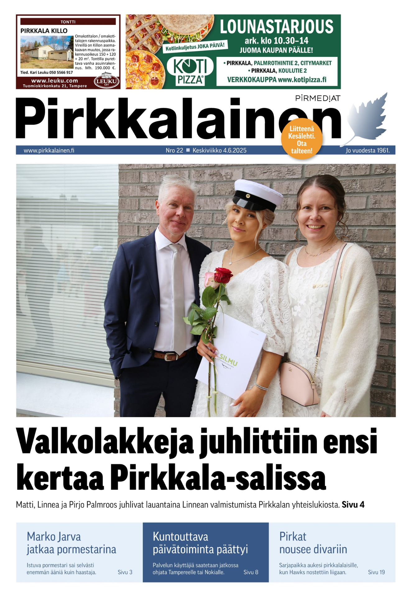 Sanomalehden kansi: kolme hääjuhlijaa seisoo tiiliseinän edessä, taustalla suuri Pirkkalainen-otsikko ja päivämäärä.